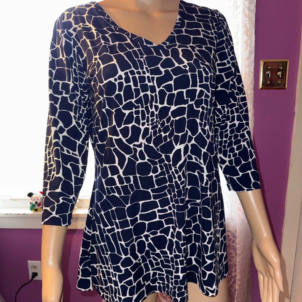 💋5/$25💋 
Susan Graver Blue and White Patterned Blouse